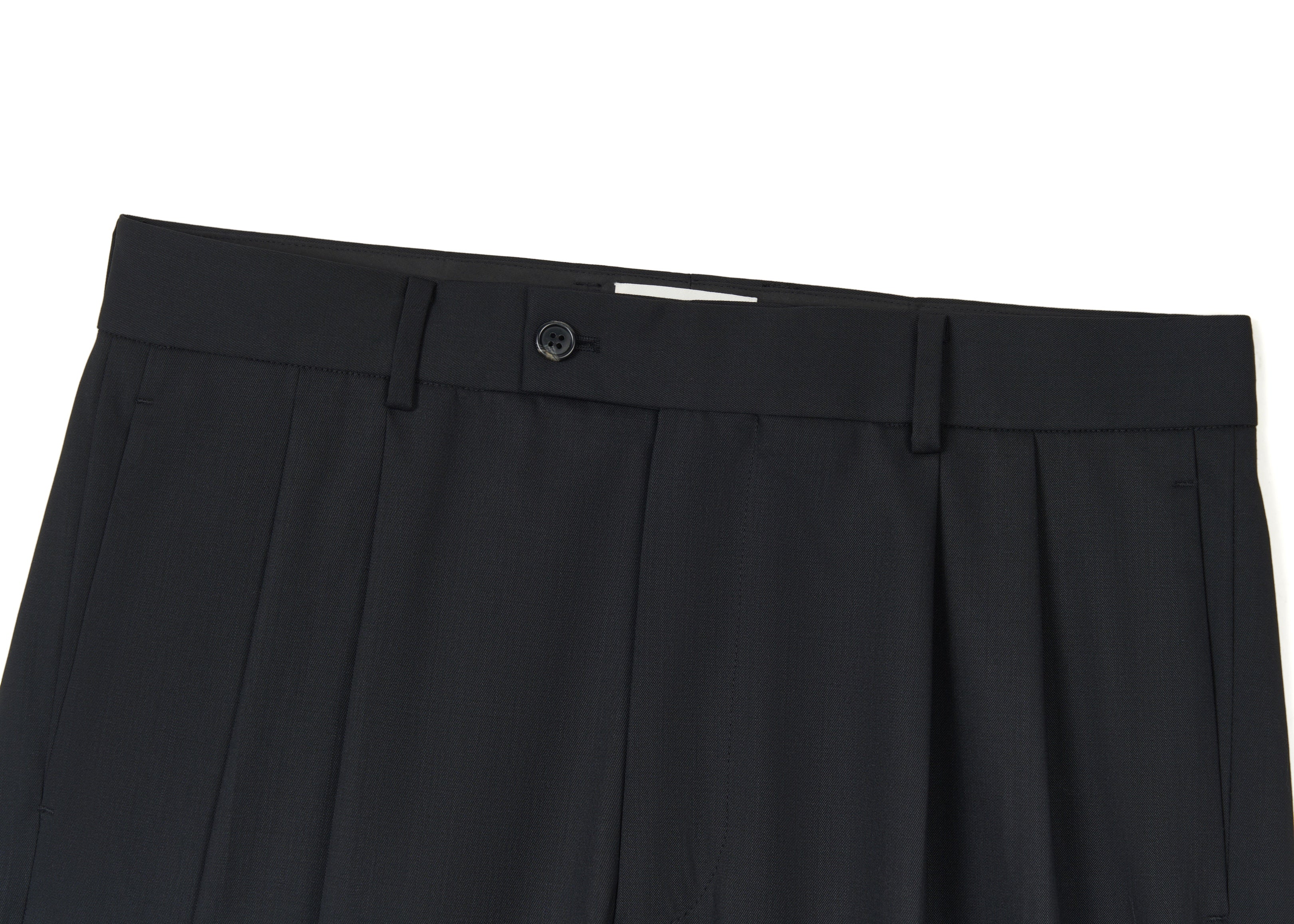 Two-Tuck Shorts Black