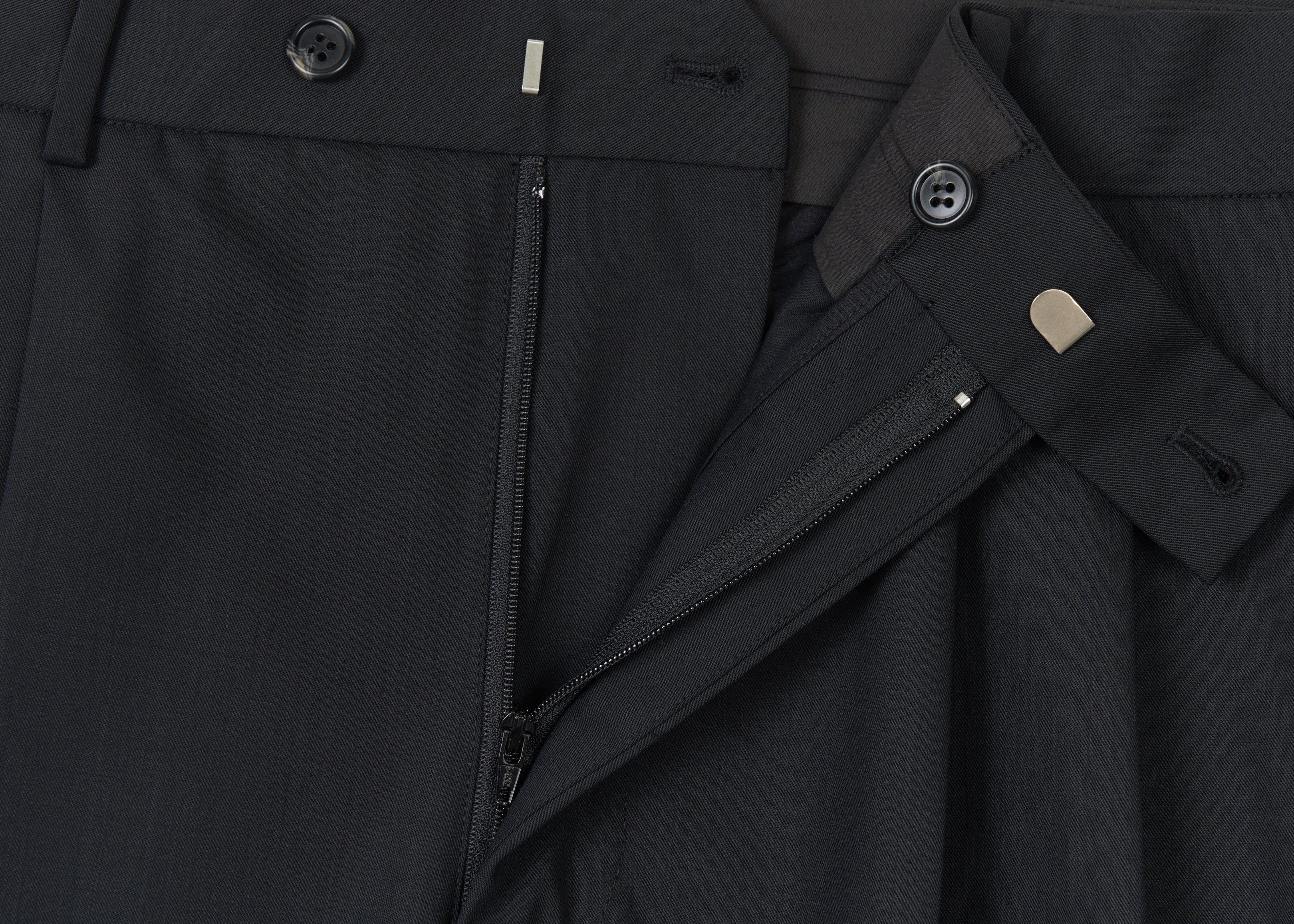 Two-Tuck Shorts Black