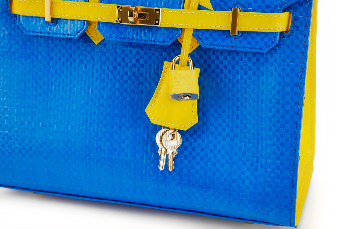 Travel Bag Size 25 Blue/Yellow — lock, keys and front fastening detail